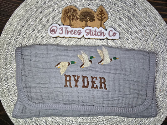 🦆 Muslin Burp Cloth with Embroidered Flying Duck Trio